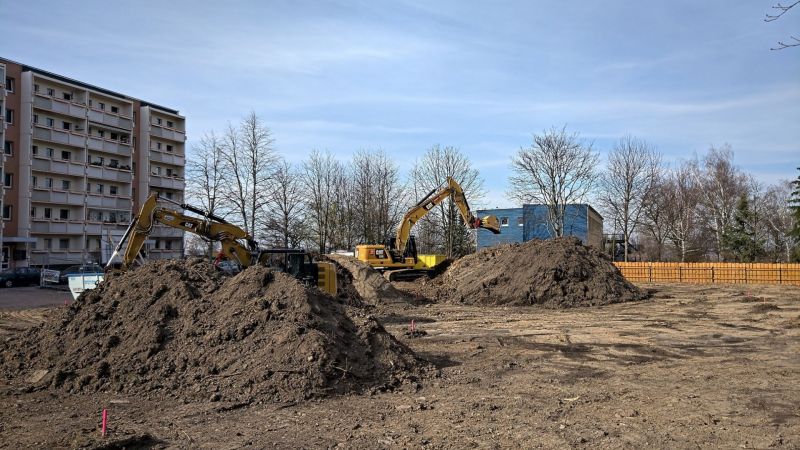 Baustelle mit Baufahrzeugen