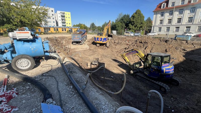 Baugrube mit Baufahrzeugen